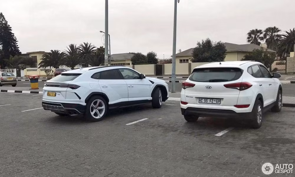 Một chiếc Laboghini Urus màu trắng tinh tế.