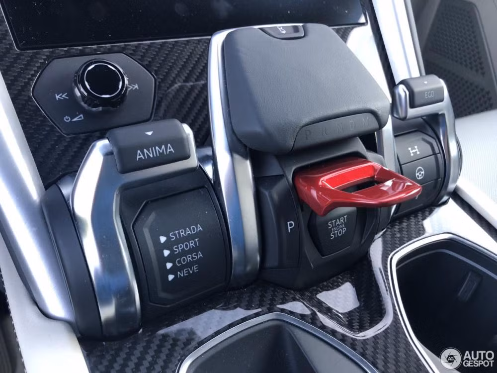 Hãng siêu xe Lamborghini trang bị đến 6 chế độ lái khác nhau cho Urus, thông qua bộ điều khiển chế độ Tamburo bố trí ở bảng điều khiển trung tâm. Bốn chế độ tiêu chuẩn của Urus là STRADA (đường phố), SPORT (thể thao), CORSA (đường đua) và NEVE (đường tuyết).