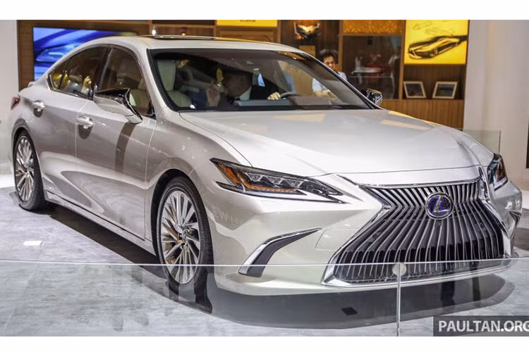 Hệ thống động cơ này sẽ tạo ra công suất tối đa 215 mã lực và kết hợp với hộp số tự động CVT, truyền sức mạnh tới cầu trước. Hiện giá bán Lexus ES 2019 tại thị trường Indonesia vẫn chưa được công bố. Trong khi đó, tại thị trường Mỹ, Lexus ES 2019 có giá dao động từ 39.500 - 44.035 USD.