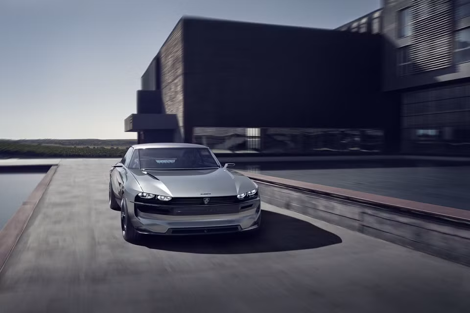 Lưới tản nhiệt trên e-Legend Concept chỉ đóng vai trò trang trí giúp xe thêm bắt mắt vì đây là mẫu xe điện không sử dụng động cơ đốt trong. Hệ thống đèn pha đôi ở mỗi bên lấy cảm hứng từ 504 Coupe nằm gọn trong phần đầu xe vuông vức.