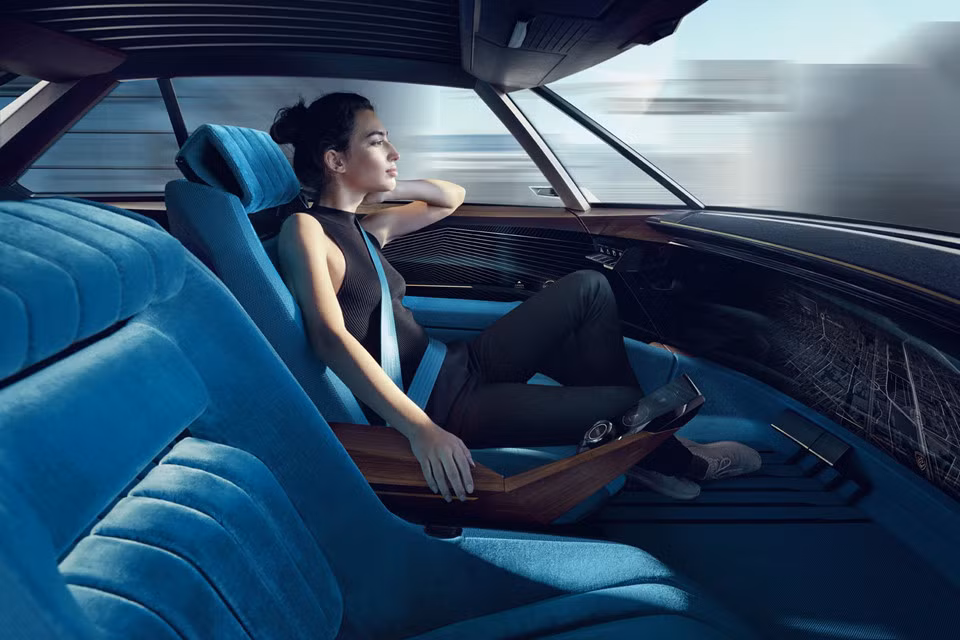 Tuy nhiên, mọi sự chú ý có lẽ đều tập trung vào bên trong xe khi mẫu xe điện mới này được đầu tư trang bị lên đến 16 màn hình cảm ứng cực khủng.