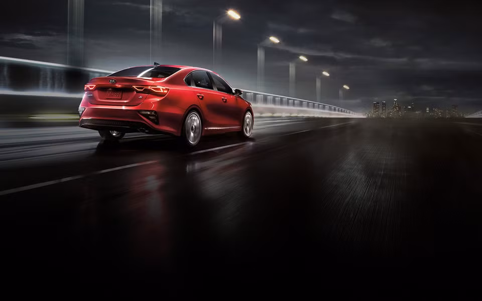 Phía sau chiếc xe sedan Kia Forte mới này có phần thu gọn hơn. Đèn hậu được áp dụng công nghệ đèn LED hiện đại.