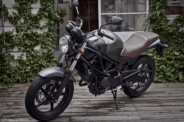 Theo thông tin chính thức, dòng xe naked-bike Honda VTR sẽ chính thức bị "khai tử" sau năm 2018. Tuy vậy, mẫu xe Honda VTR 2019 vẫn kịp ra mắt với thiết kế quen thuộc có phần khá giống Ducati Monster.