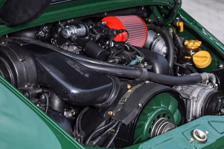 Động cơ 3.8L 6 xy lanh dạng phẳng được tinh chỉnh cho công suất 321 mã lực. Sức mạnh của động cơ được truyền tới thông qua hộp số sàn 5 cấp G50 và hệ thống vi sai trống trượt lấy từ phiên bản RS.