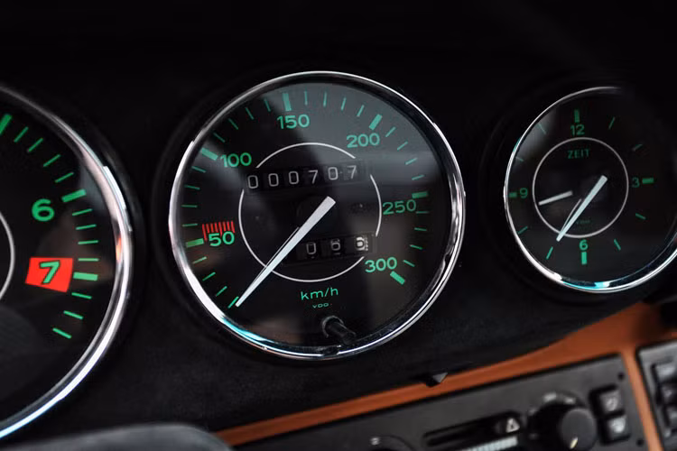 Thiết kế đồng hồ trung tâm xe Porsche 911 964