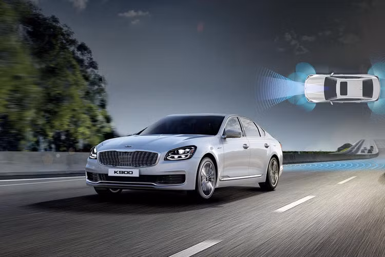 Mẫu xe Kia K900 2019 gây bất ngờ khi có mức giá lên đến 59.900 USD (gần 1,4 tỷ đồng (chưa kể phí vận chuyển). Với mức giá được cho là khá ngông như vậy, K900 2019 trở thành mẫu xe đắt nhất của Kia tại thị trường Bắc Mỹ.
