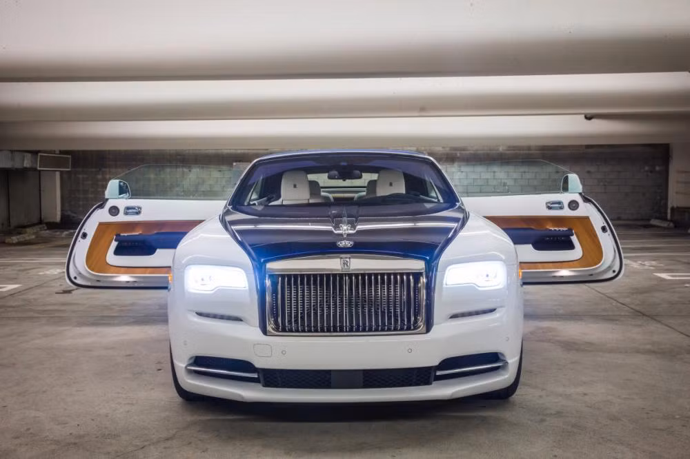 Những chiếc Rolls-Royce thu hút khi sở hữu màu ngoại thất "độc quyền" là trắng Orchid phối với màu xanh dương Arabian ở nắp capô, trần và đuôi xe.