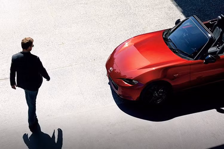 Tại thị trường Anh, Mazda MX-5 2019 Convertible bản GT Sport Nav+ cao nhất dùng động cơ 2.0L, công suất 181 mã lực, giá bán 33.852 USD. RF mui cứng bản GT Sport Nav + Auto cao nhất có cùng thông số động cơ nhưng giá bán lên tới 38.314 USD.