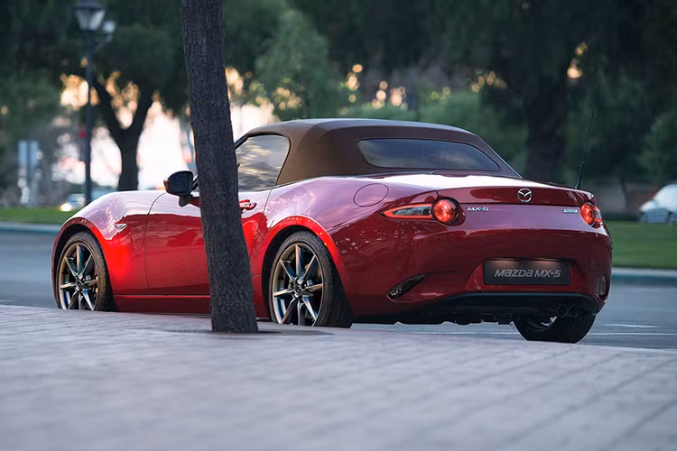 Bản Mazda MX-5 Convertible mui mềm có giá khởi điểm 24.914 USD cho bản SE+. Mazda MX-5 RF mui cứng có giá khởi điểm 29.652 USD cho bản SE-L Nav+. Cả hai đều được trang bị động cơ 1.5L, công suất 130 mã lực. MX-5 RF 2019 bản Club 6MT thấp nhất tại thị trường Mỹ có giá khởi điểm 32.345 USD. 