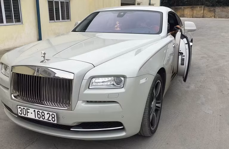 Trước đó, một chiếc Rolls-Royce Wraith màu độc được nhập khẩu tư nhân, sở hữu mức giá trên dưới 19 tỷ đồng của một đại gia tại Hà Nội vừa chính thức được cho ra biển số trắng.
