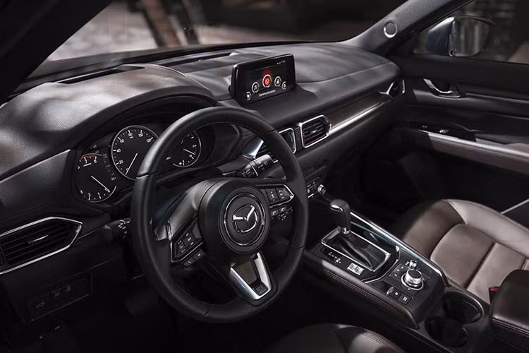 Hàng loạt nâng cấp hạng sang bên trong ca-bin cũng là điều thu hút khách hàng hơn bao giờ hết. Trên CX-5 Signature, Mazda đưa vào sử dụng một số vật liệu cao cấp như bọc da Nappa (Caturra Brown), trang trí ốp gỗ thật.