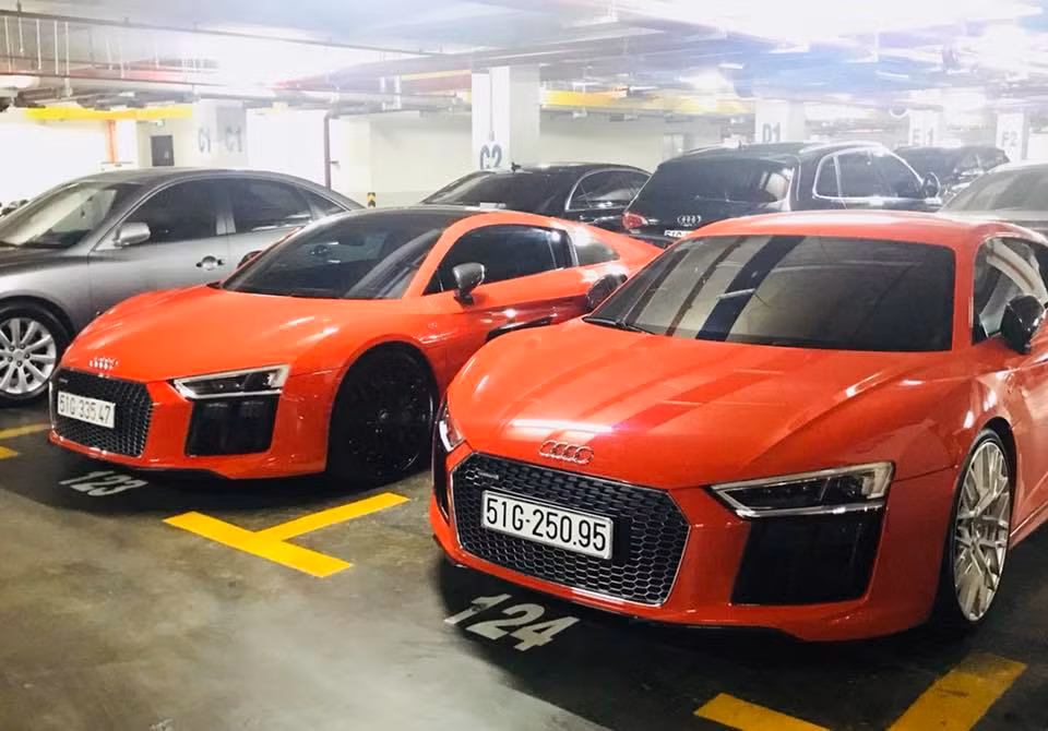 Dù sở hữu màu ngoại thất hoàn toàn giống nhau nhưng nếu quan sát kỹ vẫn có thể nhận diện được hai chiếc xe này. Đầu tiên, có thể thấy bộ mâm màu hoàn toàn khác nhau. Theo đó, chiếc xe Audi R8 V10 Plus từng của ca sỹ Đông Nhi có bộ mâm màu bạc, trần xe màu đỏ "tông xuyệt tông" với ngoại thất là điểm khác biệt so với chiếc còn lại.