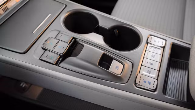 Hyundai Kona EV dự kiến bán ra thị trường Mỹ vào quý IV năm 2018. Xe sẽ được bán tại California trước, sau đó mới đến các tiểu bang phía Tây và Đông Bắc. Hãng xe hơi Hyundai vẫn chưa đưa ra giá cụ thể cho mẫu xe này. Nguồn ảnh: Hyundai.