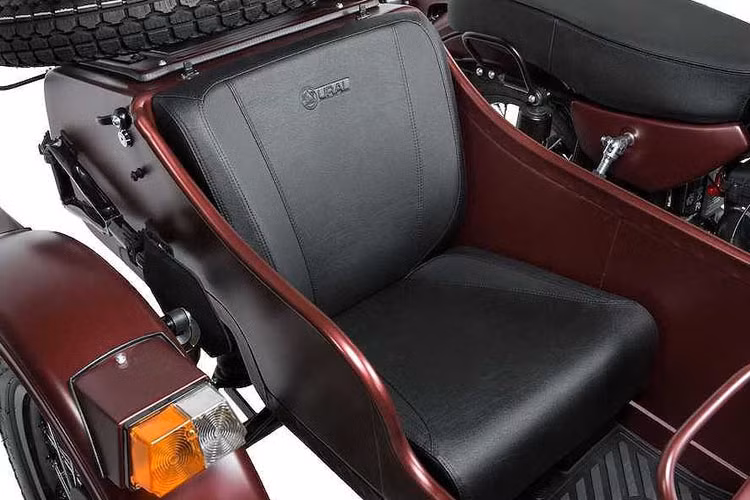 Sự khác biệt của 2 dòng Ural này chỉ nằm ở hệ dẫn động: Gear-Up có khả năng truyền động cho cả bánh phụ bên thuyền trong khi sức mạnh động cơ sẽ chỉ truyền tới bánh sau trên cT.