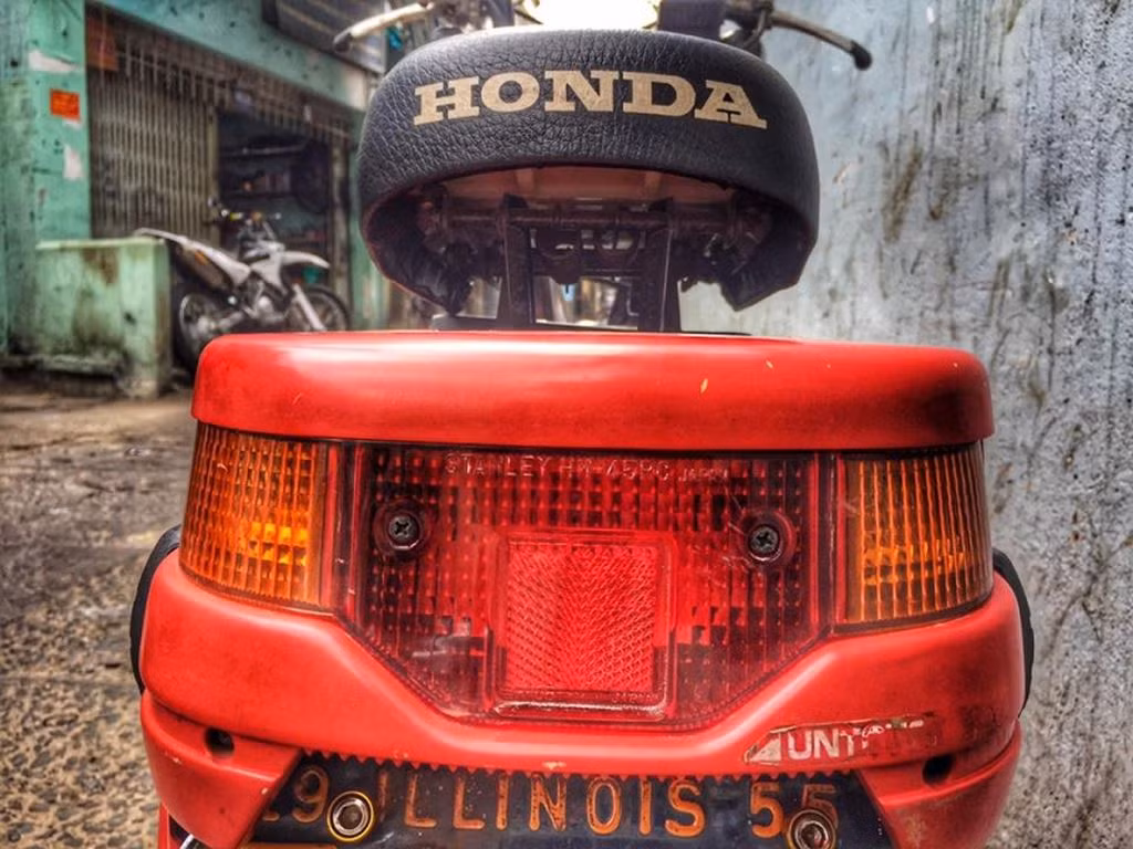 Hiện tại, một chiếc xe scooter Honda Motocompo hàng độc này đang được chủ nhân ở Sài Gòn rao bán trên mạng và khá thu hút nhiều người quan tâm.