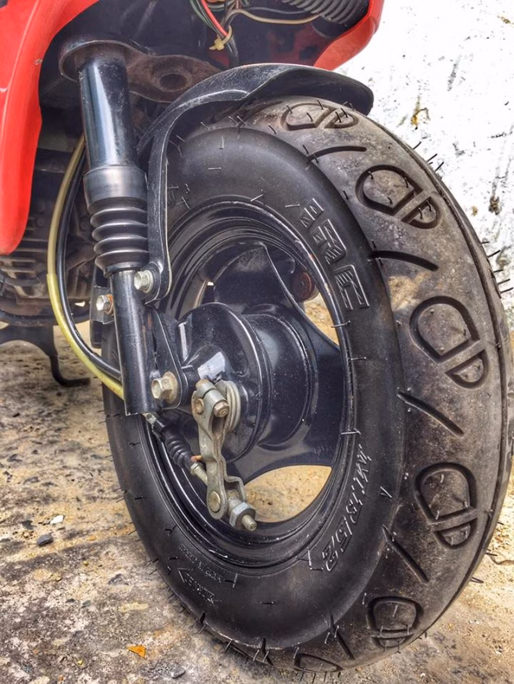 Mâm xe độc lạ. Dù đã bị khai tử nhưng với thiết kế lạ cùng vẻ ngoài thân thiện, Motocompo vẫn chiếm được cảm tình của những người chơi xe.