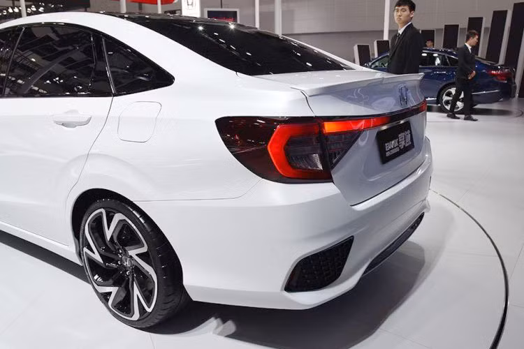 Đuôi xe xuất hiện cụm đèn hậu LED nối liền với nhau được cho là bắt kịp xu hướng thiết kế hiện nay. Cùng với đó, xe còn có thiết kế cản sau dạng 3 chiều và cánh gió nhỏ trên cốp sau. Mức giá Honda Envix mới hiện chưa được công bố tại thị trường Trung Quốc.
