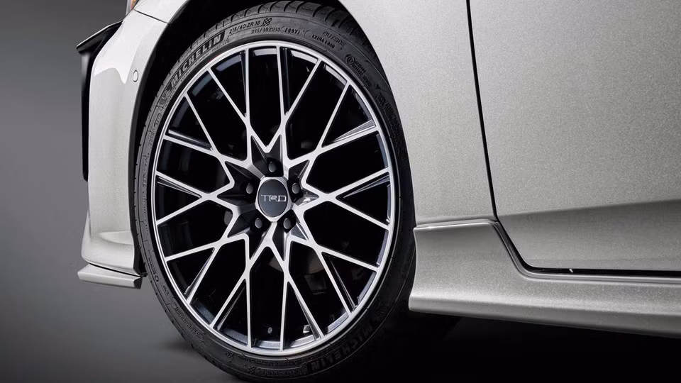Khách hàng cũng có thể tùy chọn bộ vành hợp kim nhôm kích thước từ 15 đến 18 inch cho Toyota Prius 2019 TRD mới này.