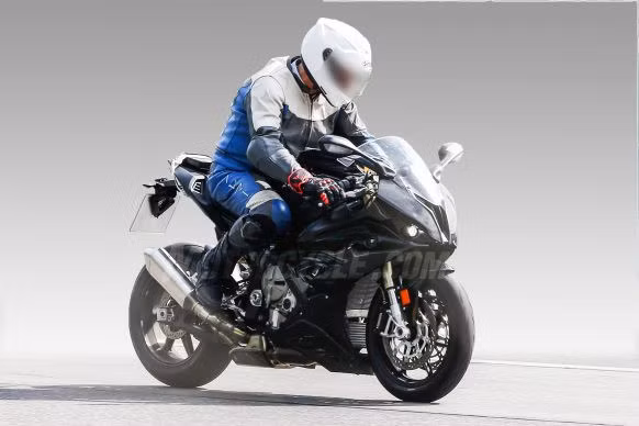 Cách phối màu cực kỳ thể thao dành cho mẫu sport-bike hàng đầu của hãng xe Đức.