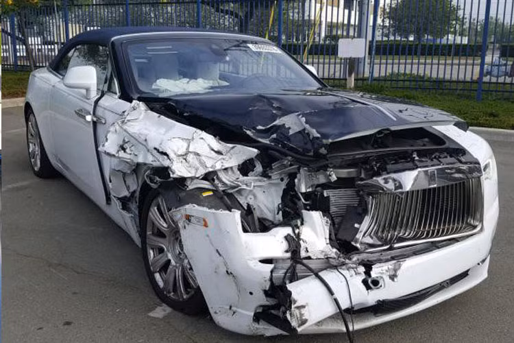 Thứ hai là chiếc Rolls-Royce Dawn đời 2017 cũng hư hỏng không kém. Tuy nhiên vì chiếc xe này vốn đã cũ vì đã lăn bánh được 3772 km nên giá rao bán có phần rẻ hơn chỉ đến 60.500 USD.