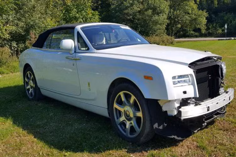 Chiếc Phantom Drophead Coupe 2016 bị hư hỏng nặng và khiếm khuyết nhiều bộ phận như cản trước và lưới tản nhiệt. Nhiều đánh cho rằng nếu chấp nhận mua chiếc xe này chắc hẳn người mua phải chi số tiền có thể lên đến hàng trăm nghìn USD để tu sửa nó trở lại nguyên bản.