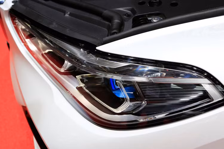 Cụm đèn pha trên X5 hoàn toàn mới này cũng được hãng xe ôtô BMW tách rời khỏi ca-lăng thay vì dính vào nhau như các thế hệ trước đây.