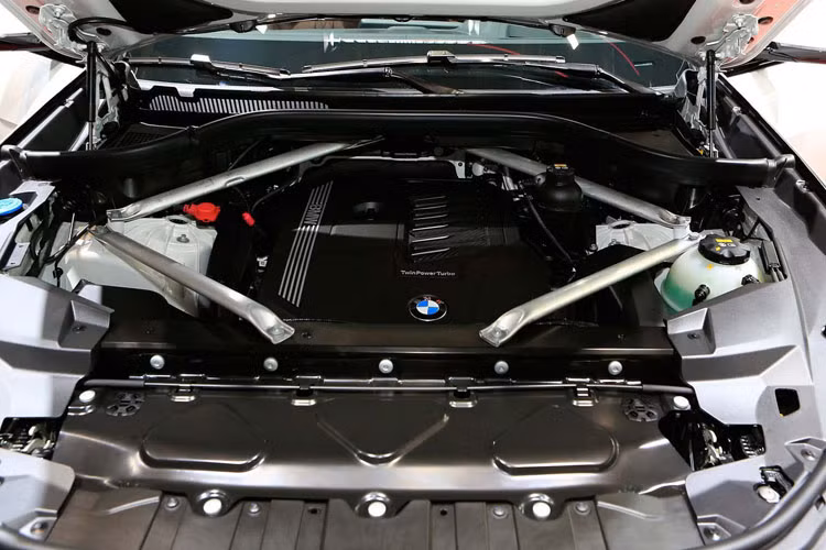 Xe được trang bị động cơ xăng 6 xy-lanh (I6) 3.0L tăng áp cho công suất 340 mã lực + 620 Nm; hộp số tự động 8 cấp Steptronic và hệ dẫn động 4 bánh xDrive với khoá vi sai cầu sau.