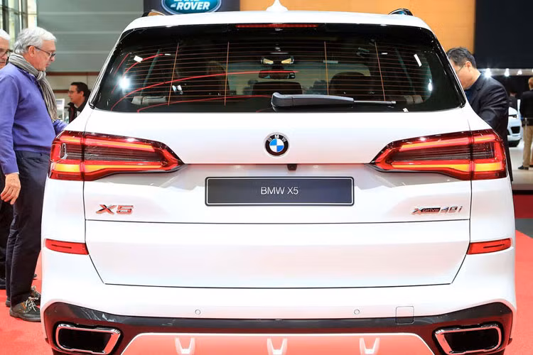 Cụm ống xả hình thang với đường viền mạ chrome sáng bóng, thay cho dạng ống xả tròn trên thế hệ cũ.