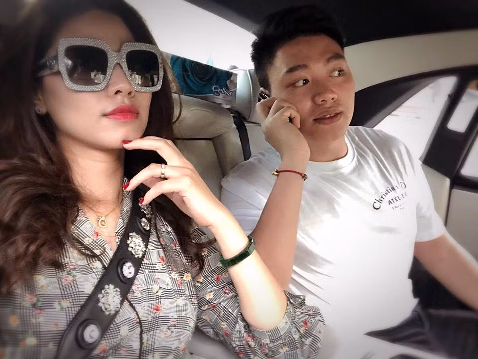 Em trai MC Ngọc Trinh, Bảo Hưng được biết đến là một trong những doanh nhân trẻ sở hữu nhiều siêu xe và xe sang trị giá hàng chục tỷ đồng.