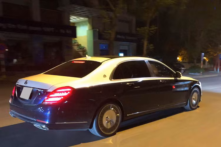 Mới đây nhất, Bảo Hưng gây chú ý khi thường xuyên xuất hiện với chiếc Mercedes-Maybach S560 trị giá hơn 11 tỷ đồng. Mercedes-Maybach S560 4 Matic hơn 11 tỷ đồng của em trai MC Ngọc Trinh khoác áo màu trắng muốt và nửa còn lại màu xanh dương nổi bật.