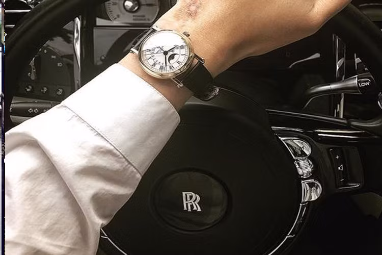 Bức ảnh Bảo Hưng thường xuyên chụp ảnh khoe đồng hồ hàng hiệu sau vô lăng xe sang Rolls-Royce Ghost độ lên phiên bản Black Badge khá thu hút.