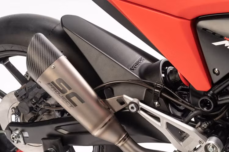 CB125M được trang bị đĩa tải cỡ lớn phía sau, cặp mâm Marchesini M10RR kèm bộ lốp trơn Pirelli Superbike.