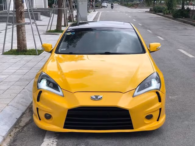 Phong cách độ Hyundai thành Aston Martin thể hiện rõ nét trên phần đầu của xe. Hệ thống chiếu sáng trước cũng được độ thêm 2 mí LED giúp chiếc xe thêm phần hấp dẫn.