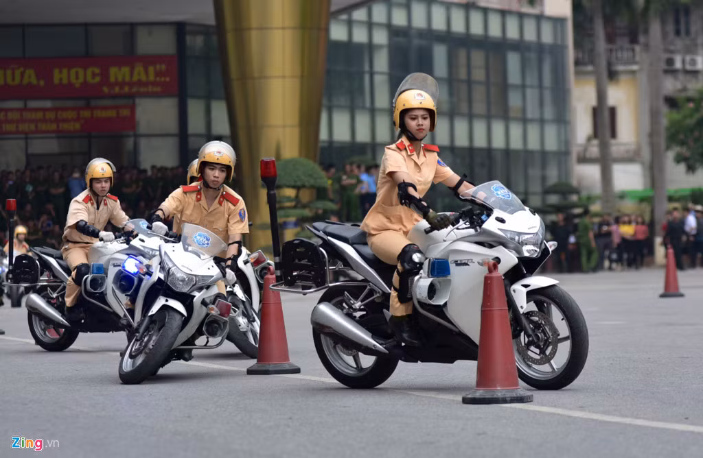 Trong buổi hội thao, dù trời bất chợt đổ mưa nhưng Thuỷ vẫn bình tĩnh xử lý tình huống, khéo léo vòng qua cọc tiêu và phối hợp nhịp nhàng cùng đồng đội trong sự theo dõi của hàng nghìn cán bộ, chiến sĩ.