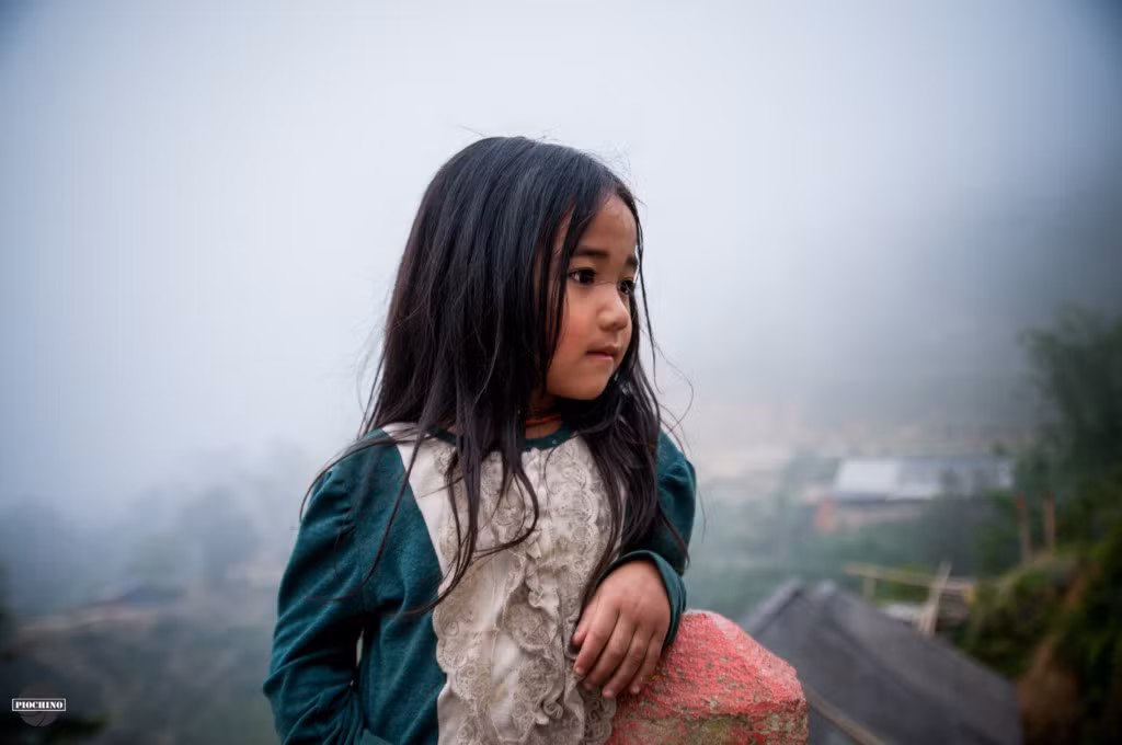 Một em bé người dân tộc ở Hà Giang. Người dân ở đây rất hiếu khách và trọng tình nghĩa, sẵn sàng mời khách du lịch về nhà nghỉ đêm và ăn tối. Quan trọng nhất khi tiếp xúc với họ, bạn phải chân thật và cởi mở, tôn trọng phong tục tập quán khu vực mình tới.