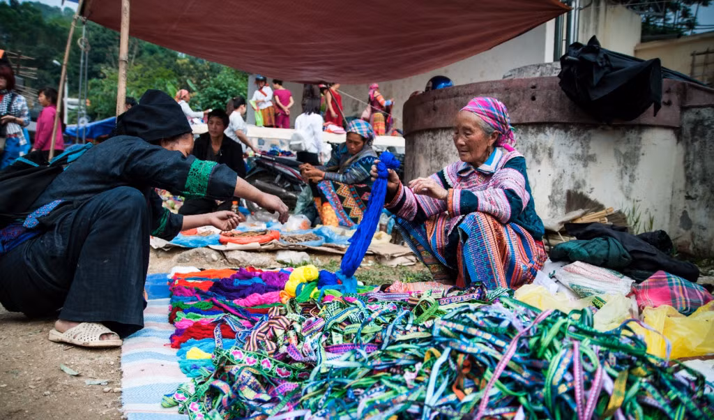 Một phiên chợ ở Hoàng Su Phì. Du khách đi vào mùa này sẽ được thưởng thức món đặc sản của Hà Giang và Cao Bằng là bánh trứng kiến, nhưng những người bị dị ứng vỏ tôm cua cần thận trọng.