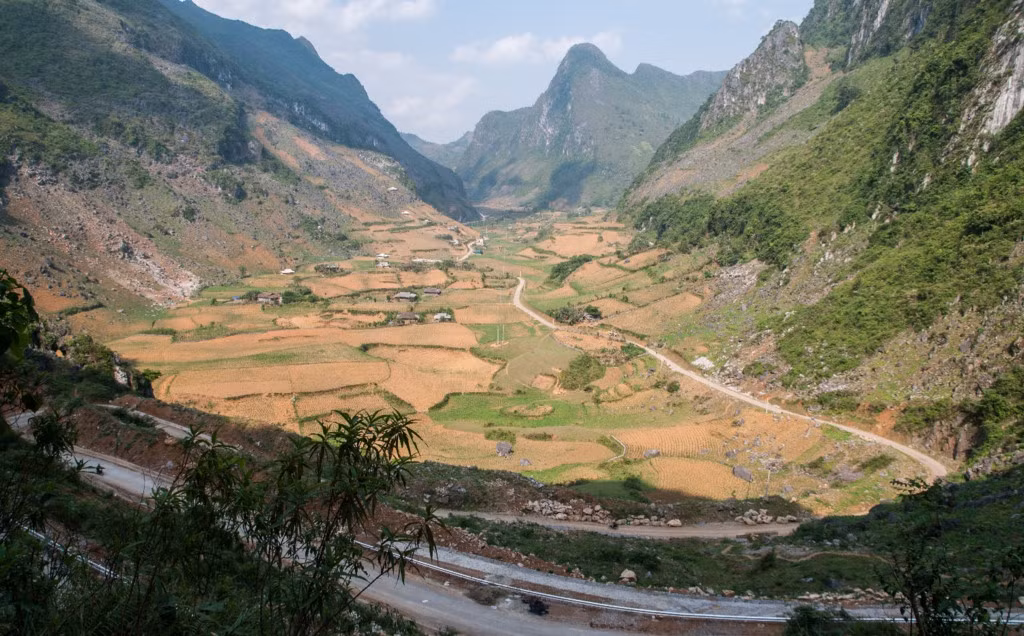 Nhưng bù lại, cảnh đẹp mê hồn, tập trung những đặc điểm của cao nguyên đá Đồng Văn, vẻ đẹp của Mã Pí Lèng, những dốc quanh co của Yên Minh, đặc biệt là con dốc 15 tầng nổi tiếng.