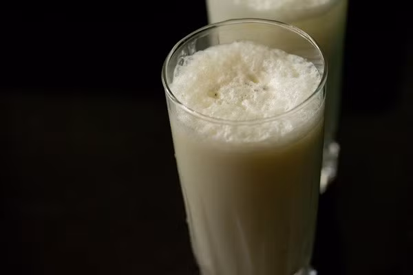 Sữa dê lên men với hoa quả của Ấn Độ: Món đồ uống này có tên là lassi, đây là loại đồ uống lạnh phổ biến của Ấn. Lassi nổi tiếng vì mát lạnh thơm ngon với mùi vị rất đặc trưng của Á Đông. Ảnh: Zing.