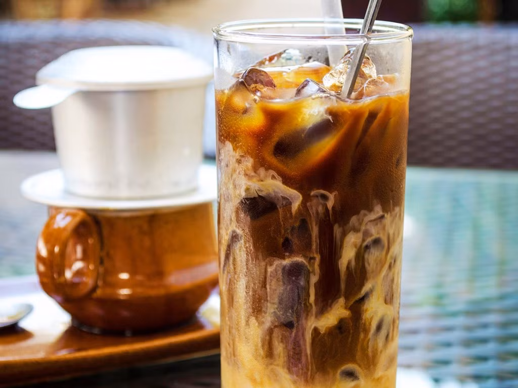 Việt Nam lại ghi dấu ấn trên bản đồ giải khát thế giới với cà phê sữa đá và món chè Huế truyền thống. Ảnh: Monngonmoingay.