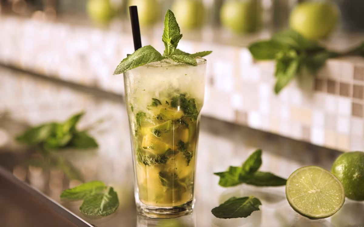 Mojito là một loại cocktail nổi tiếng thế giới của Cuba. Loại đồ uống này được xếp hàng đầu trong việc làm dịu cơn nóng, cơn khát cho bạn. Ảnh: Getty.