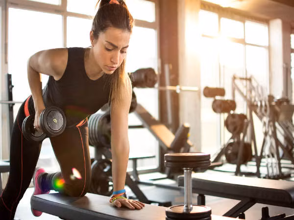 Nếu vùng kín có mùi men chua kèm cảm giác ngứa ngáy khó chịu, đau rát khi cọ sát hoặc quan hệ tình dục, đồng thời có dịch tiết dạng bột như bã đậu thì chắc chắn bạn đã bị nhiễm nấm men hành hạ.