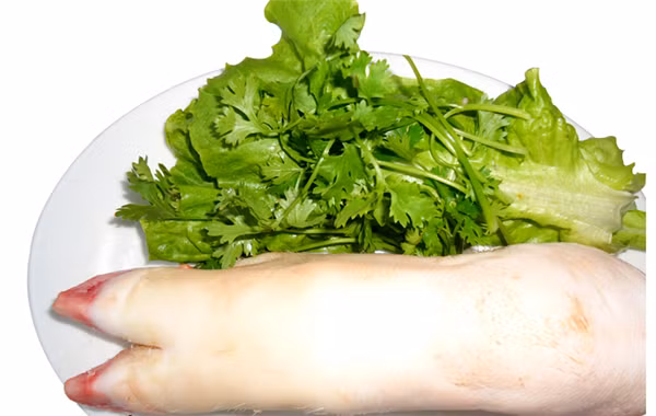 Móng giò: Móng giò chính là phần chân gắn với móng của con lợn. Móng giò có nhiều gân, thịt mỡ phần này khi ăn cũng không bị cảm giác gây béo, da giòn.