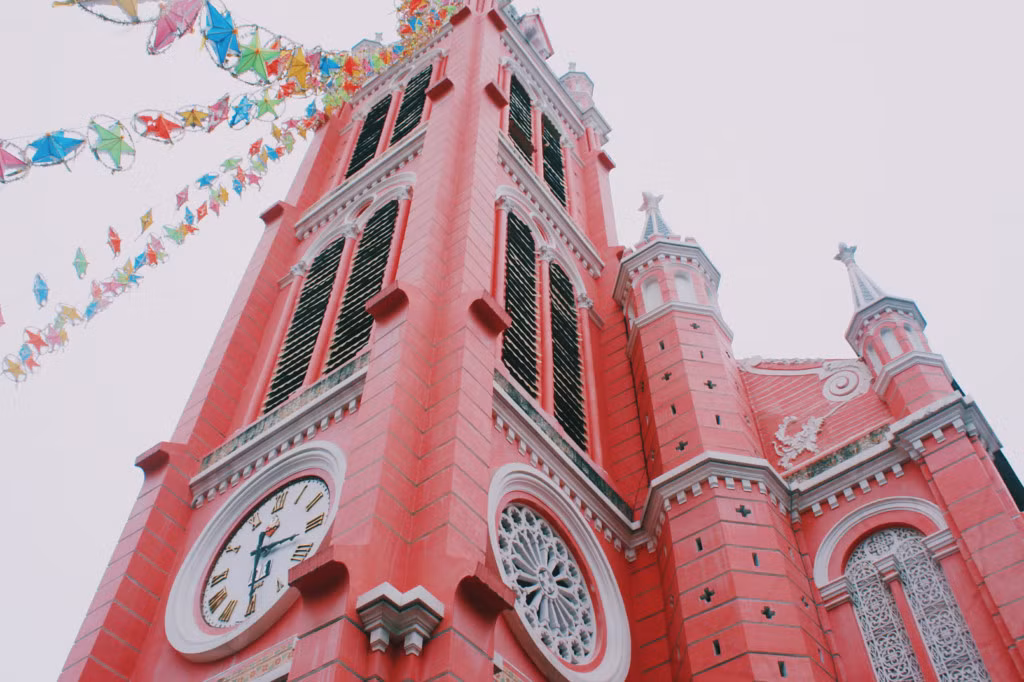 Màu hồng của nhà thờ Tân Định với tên gọi thân thương “nhà thờ màu hồng” gợi cảm giác thú vị, tươi mới, với tuổi đời hai thế kỷ. Nhà thờ phần lớn được xây dựng theo kiến trúc Gothic, nhưng một số chi tiết trang trí được kết hợp kiểu Roman và Baroque. Ảnh: Wendy Nguyễn.