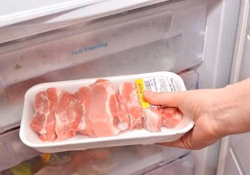 Cách tốt nhất để rã đông là bỏ đồ ăn từ ngăn đá xuống ngăn mát đến khi tan đá thì mới chế biến. Ảnh: Yêu trẻ.