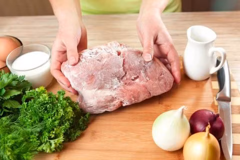 Khoa học đã chứng minh, đồ ăn rã đông ở nhiệt độ quá cao chính là điều kiện để cho vi khuẩn, vi trùng phát triển và ngay cả khi để ở nhiệt độ phòng thì thịt cũng có nguy cơ bị biến chất gây ung thư. Ảnh: Bếp gia đình.