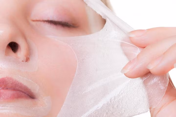 Phương pháp này sẽ bóc lớp da chết của bạn ra giống hệt như rắn lột da. Ảnh: Facebook TSDK.