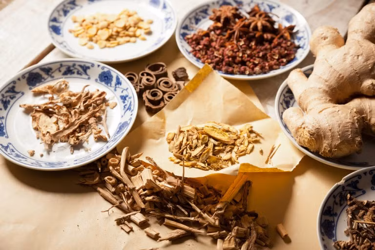 Tuy nhiên cần thật cẩn trọng khi sử dụng bài thuốc, liều lượng của các vị cần đong đếm thật chính xác để đảm bảo an toàn. Nếu làm không đúng có thể phản tác dụng gây hư thận, tăng huyết áp… Ảnh: Linkedin.