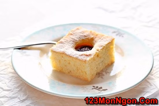 Bánh xốp nhân mận: Sau khi làm xong cốt bánh xốp, có thể làm nhân sốt mận với công thức đơn giản sau: mận thái lựu, đường, nước cốt chanh, bột ngô, vỏ chanh bào, tất cả cho vào nấu cho đến khi mận sánh sệt là được. Ảnh: 123 món ngon. 
