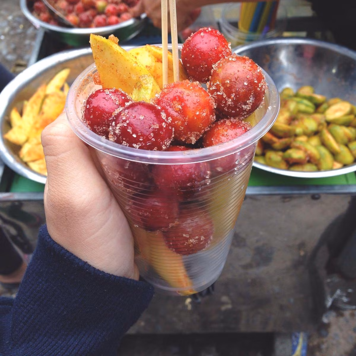 Những miếng hậu đỏ ối bắt mắt, thấm vị cay ngọt giòn tan vô cùng hấp dẫn. Ảnh: Lozi.