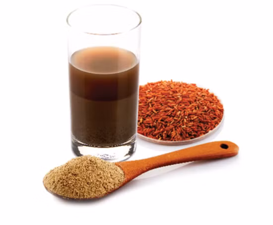 Các mẹ có thể chế biến loại đồ uống trị bệnh này bằng cách rang 100g gạo tẻ với một dúm muối nhỏ. Sau đó cho gạo rang vào một chiếc nồi nhỏ, đổ thêm khoảng 300ml đun sôi khoảng 5 phút rồi chắt ra để cho nguội, rồi cứ 5 đến 10 phút cho bé uồng 2 - 3 thìa. Ảnh: Kenh14.